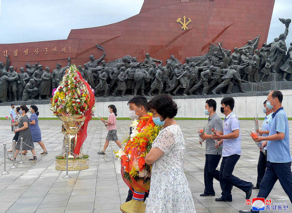 만수대의 김일성·김정일 부자 동상에 헌화했다고 조선중앙통신이 28일 보도했다. 2020.7.28 평양 조선중앙통신=연합뉴스