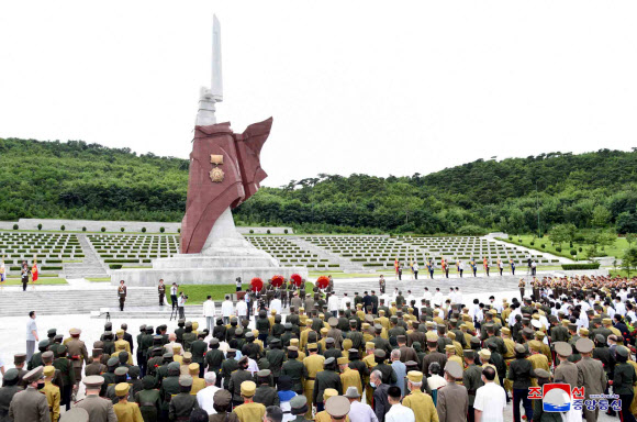 제6차 전국노병대회 참가자들이 6ㆍ25전쟁 정전협정 체결 67주년인 지난 27일 평양 조국해방전쟁 참전 열사묘에 헌화했다고 조선중앙통신이 28일 보도했다. 2020.7.28  평양 조선중앙통신=연합뉴스