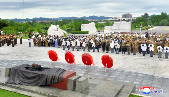제6차 전국노병대회 참가자들이 6ㆍ25전쟁 정전협정 체결 67주년인 지난 27일 평양 조국해방전쟁 참전 열사묘에 헌화했다고 조선중앙통신이 28일 보도했다. 2020.7.28 평양 조선중앙통신=연합뉴스