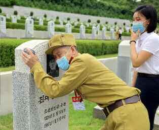 북한 노동당 기관지 노동신문은 28일 전국노병대회 참가자들의 조국해방전쟁(한국전쟁) 참전열사묘 참배 소식을 전했다. 신문은 “전쟁 노병들은 먼저 간 전우들과 마음속 대화를 나누었다”라며 “계승자들에 대오에 애국의 숨결을 더해주는 교양자로서 본분을 다해갈 의지를 가다듬었다”라고 보도했다. 평양 노동신문=뉴스1