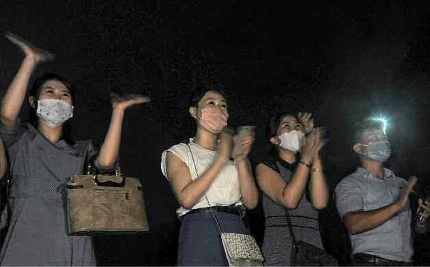 북한 노동당 기관지 노동신문은 28일 “위대한 조국해방전쟁(한국전쟁) 승리 67돌을 경축하는 축포 발사가 27일 수도 평양에서 진행되었다”라고 보도했다. 신문은 “뜻깊은 전승절을 맞이한 명절의 이밤 주체사상탑을 중심으로 옥류교, 대동강 다리를 비롯한 수도의 곳곳은 경축의 축포를 보기 위해 모여온 수많은 군중들로 흥성이었다”라고 분위기를 전했다.  평양 노동신문=뉴스1