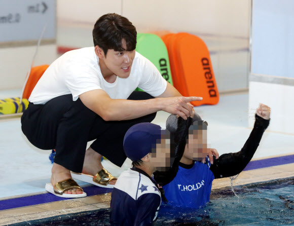 한국 수영사를 새로 써온 박태환이 28일 오전 인천시 연수구 박태환수영장에서 열린 ‘어린이 생활안전수영 기본교육 프로젝트’ 행사에서 어린이들에게 수영을 가르치고 있다. 2020.7.28  연합뉴스