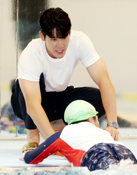 한국 수영사를 새로 써온 박태환이 28일 오전 인천시 연수구 박태환수영장에서 열린 ‘어린이 생활안전수영 기본교육 프로젝트’ 행사에서 어린이들에게 수영을 가르치고 있다. 2020.7.28  연합뉴스