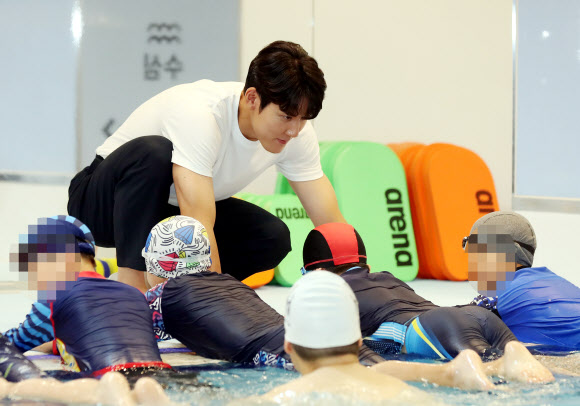한국 수영사를 새로 써온 박태환이 28일 오전 인천시 연수구 박태환수영장에서 열린 ‘어린이 생활안전수영 기본교육 프로젝트’ 행사에서 어린이들에게 수영을 가르치고 있다. 2020.7.28  연합뉴스