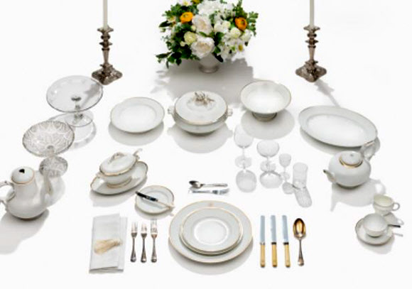 문화재청 국립고궁박물관이 오는 29일부터 10월 4일까지 특별전 ‘新(신)왕실도자, 조선왕실에서 사용한 서양식 도자기’를 개최한다고 28일 밝혔다.  이번 전시에서는 살라미나 병을 비롯해 필뤼비트(Pillivuyt) 양식기 한 벌, 백자 색회 고사인물무늬 화병 등 그동안 한 번도 공개된 적 없는 근대 서양식 도자기 40여 점이 처음으로 전시되며, 이를 포함해 프랑스·영국·독일·일본·중국에서 제작된 서양식 도자기 등 약 310건 총 400점의 유물이 선보인다. 또한 프랑스 대통령이 고종에게 선물한 도자기도 처음으로 공개된다. 사진은 조선왕실에서 사용한 서양식 식기. 2020.7.28 국립고궁박물관 제공