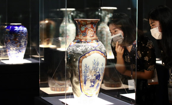 28일 서울 종로구 국립고궁박물관 특별전시실에서 열린 ‘신(新) 왕실도자, 조선왕실에서 사용한 서양식 도자기’ 언론공개회에서 전시 관계자들이 일본, 중국 등에서 온 수입 화병 등 전시물을 관람하고 있다. 2020.7.28  연합뉴스