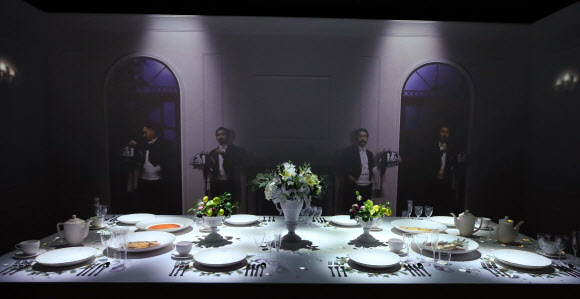 28일 서울 종로구 국립고궁박물관 특별전시실에서 열린 ‘신(新) 왕실도자, 조선왕실에서 사용한 서양식 도자기’ 언론공개회에서 개항 이후 서양식 정찬을 즐길 때 사용된 조선에서 주문 제작한 필리뷔트 양식기가 영상과 함께 전시되고 있다. 2020.7.28  연합뉴스