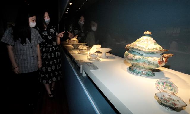 28일 서울 종로구 국립고궁박물관에서 열린 ‘新왕실도자, 조선 왕실에서 사용한 서양식 도자기’ 언론공개회에서 전시품들이 공개되고 있다. 근대 전환기 조선왕실이 나아가려던 방향과 당시 사람들의 이야기를 고찰하자는 취지로 마련된 이날 언론공개회에는 조선 후기 청화백자 및 프랑스, 영국 일본 등 서양식 도자기 약 230점과 지정 문화재 3점이 출품됐다. 2020.7.28 뉴스1
