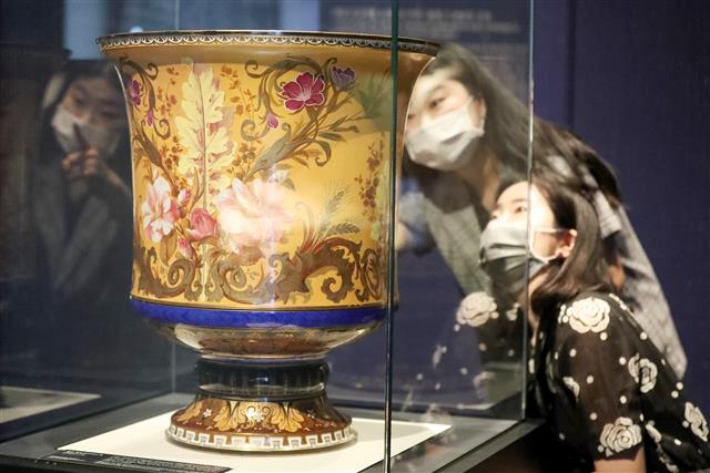 28일 서울 종로구 국립고궁박물관에서 열린 ‘新왕실도자, 조선 왕실에서 사용한 서양식 도자기’ 언론공개회에서 백자 채색 살라미나 병이 공개되고 있다. 근대 전환기 조선왕실이 나아가려던 방향과 당시 사람들의 이야기를 고찰하자는 취지로 마련된 이날 언론공개회에는 조선 후기 청화백자 및 프랑스, 영국 일본 등 서양식 도자기 약 230점과 지정 문화재 3점이 출품됐다. 2020.7.28 뉴스1