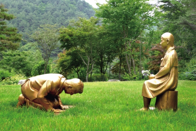 소녀상 앞에 무릎을 꿇고 있는 아베 조형물/한국자생식물원 제공