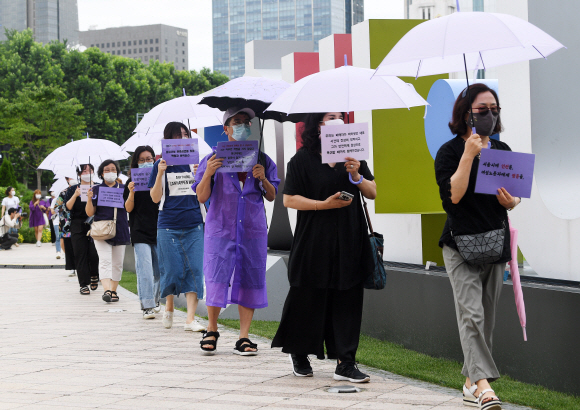 28일 서울시청 앞에서 서울시 인권 및 평등촉구 공동행동 회원들이 서울시장 위력에 의한 성폭력 인권위 직권조사를 촉구하며 국가인권위원회를 향해 행진하고 있다. 2020.7.28  오장환 기자 5zzang@seoul.co.kr