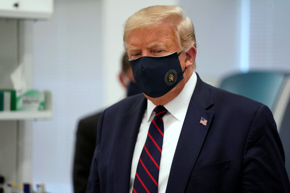 27일(현지시간) 노스캐롤라이나주 모리스빌의 후지필름 공장을 찾은 도널드 트럼프 대통령이 마스크를 쓰고 있다. AP통신