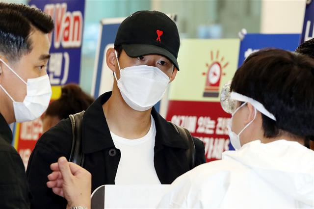 잉글랜드 프리미어리그 토트넘의 손흥민이 28일 오후 인천국제공항을 통해 귀국하고 있다. 손흥민은 리그 10골-10도움을 달성하며 아시아 선수 최초 기록을 쓰고 한 시즌 개인 최다 공격 포인트 30개(18골-12도움)를 달성하며 성공적인 시즌을 보냈다.2020.7.28 뉴스1