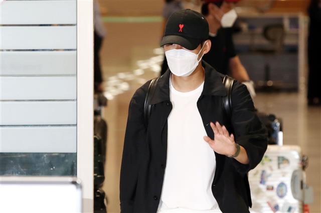 잉글랜드 프리미어리그 토트넘의 손흥민이 28일 오후 인천국제공항을 통해 귀국하고 있다. 손흥민은 리그 10골-10도움을 달성하며 아시아 선수 최초 기록을 쓰고 한 시즌 개인 최다 공격 포인트 30개(18골-12도움)를 달성하며 성공적인 시즌을 보냈다.2020.7.28 뉴스1