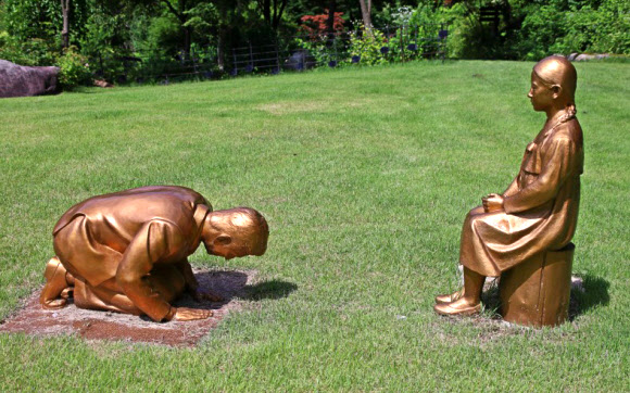 강원 평창군 대관령면 한국자생식물원 내에 건립된 조형물 ‘영원한 속죄’의 모습. 사비로 조형물을 제작한 김창렬 원장은 조형물 속 남성이 아베 신조 일본 총리를 특정한 것은 아니라고 28일 설명했다. 2020.7.28  연합뉴스