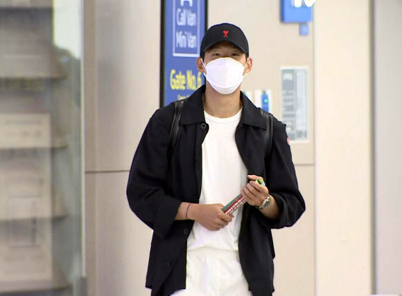 토트넘 손흥민이 2019-20시즌 일정을 마치고 28일 오후 인천국제공항을 통해 귀국하고 있다. 2020.7.28  연합뉴스 TV 제공