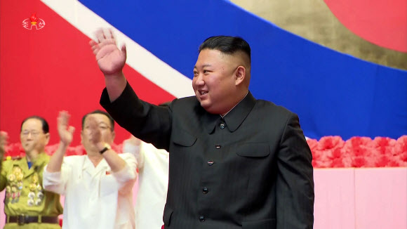 북한이 ‘조국해방전쟁 승리의 날’이라고 부르는 6·25전쟁 휴전 67주년이었던 지난 27일 평양 4·25문화회관에서 제6회 전국노병대회가 열린 가운데 김정은 국무위원장이 미소띈 얼굴을 하며 손을 흔들고 있다.  2020.7.28  조선중앙TV 화면 캡처