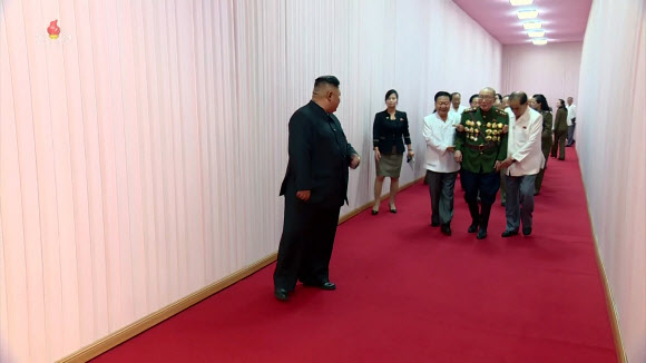 북한 제6회 전국노병대회에서 양형섭 전 최고인민회의 상임위 부위원장이 최룡해 최고인민회의 상임위원장 겸 국무위원회 제1부위원장과 박봉주 국무위원회 부위원장의 부축을 받으며 나오는 모습을 김정은 국무위원장이 돌아보고 있다. 조선중앙TV는 6·25전쟁 휴전 67주년이었던 지난 27일 평양 4·25문화회관에서 제6회 전국노병대회가 열렸다고 28일 보도했다 2020.7.28  조선중앙TV 화면 캡처