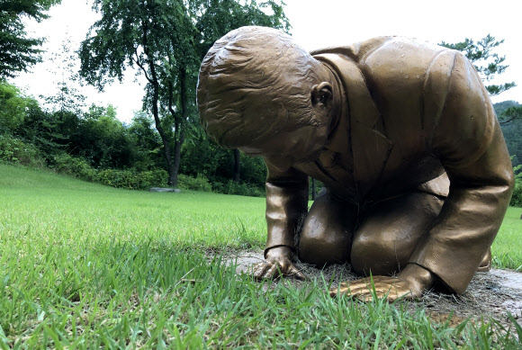 28일 강원 평창군 대관령면 한국자생식물원 내에 건립된 조형물 ‘영원한 속죄’의 모습. 사비로 조형물을 제작한 김창렬 원장은 조형물 속 남성이 아베 신조 일본 총리를 특정한 것은 아니라고 28일 설명했다. 2020.7.28  연합뉴스