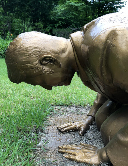 28일 강원 평창군 대관령면 한국자생식물원 내에 건립된 조형물 ‘영원한 속죄’의 모습. 사비로 조형물을 제작한 김창렬 원장은 조형물 속 남성이 아베 신조 일본 총리를 특정한 것은 아니라고 28일 설명했다. 2020.7.28  연합뉴스