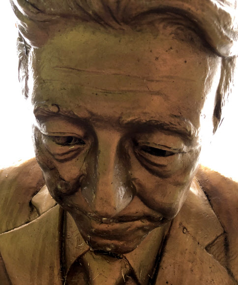 28일 강원 평창군 대관령면 한국자생식물원 내에 건립된 조형물 ‘영원한 속죄’의 모습. 사비로 조형물을 제작한 김창렬 원장은 조형물 속 남성이 아베 신조 일본 총리를 특정한 것은 아니라고 28일 설명했다. 2020.7.28  연합뉴스