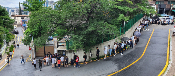 中, 유학생·취업자 비자 발급 재개…중국대사관 앞 끝없이 늘어선 행렬