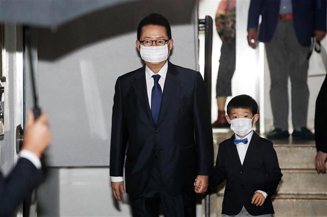 박지원 신임 국정원장 ‘귀여운 손자 손 꼭 잡고’