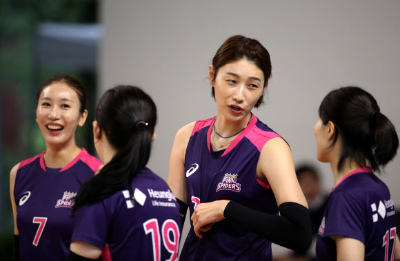 ‘대화 꽃도 피우며’