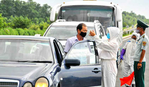 체온 측정하는 평양 운전자들