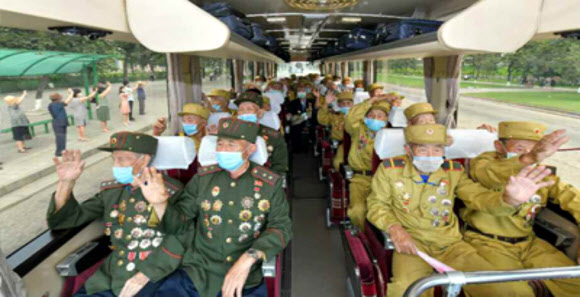 마스크 쓴 북한 전쟁노병들