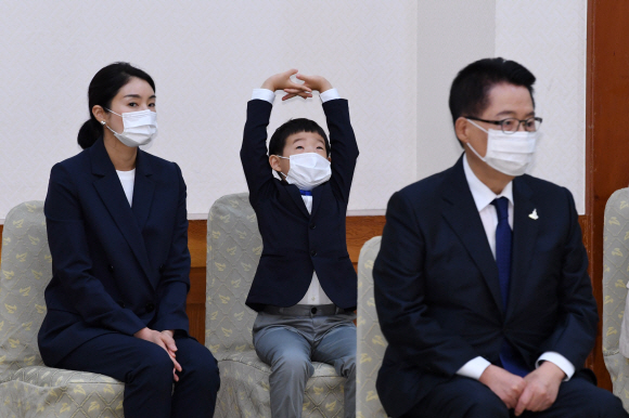 29일 오전 청와대에서 열린 박지원 신임 국가정보원장 임명식에 참석한 박 정보원장의 손자가 지루한 듯 장난을 치고 있다. 2020. 7. 29 도준석 기자pado@seoul.co.kr