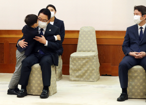 신임 통일부 장관, 국가정보원장 및 경찰청장 임명장 수여식이 29일 청와대에서 열렸다. 임명식 시작을 기다리던 박지원 국정원장의 손자 박주현 군이 할아버지에게 다가가 안기고 있다. 2020. 7. 29 도준석 기자pado@seoul.co.kr