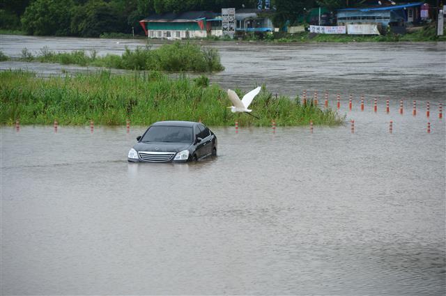 불어난 강물에 침수된 승용차