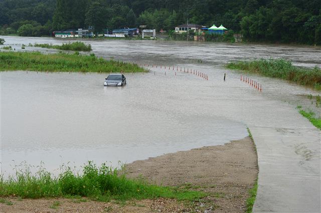 물에 잠긴 승용차
