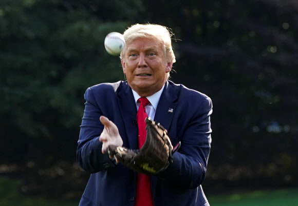 야구공 받는 트럼프 미국 대통령
