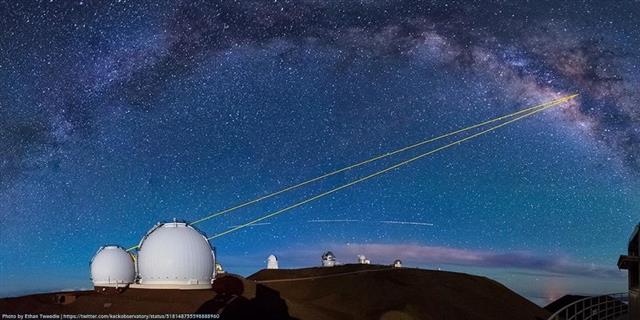 칠레와 함께 현재 지구에서 가장 천체를 관측하기 좋은 곳으로 꼽히는 곳은 미국 하와이이다. 하와이 마우나케아산 정상의 W M 켁 천문대에서 별을 관측하는 모습. 미국항공우주국(NASA) 제공