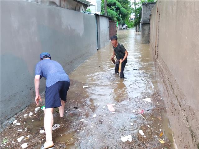 간밤 내린 비로 대전 대동 인근 도로 침수