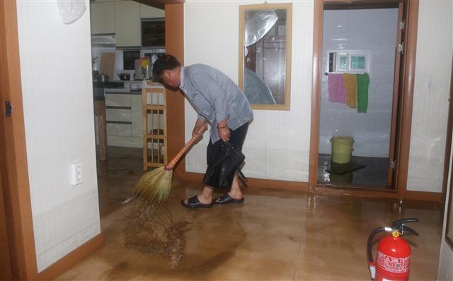 집중호우에 침수된 주택