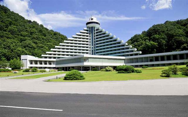 북한 노동당 기관지 노동신문은 30일 “천하명승 묘향산 지구가 더욱 훌륭히 꾸려졌다”며 평안북도 묘향산을 조명했다. 이에 따르면 북한은 최근 ‘묘향산지구 꾸리기 사업’을 통해 인근에 도로를 포장하고 곳곳에 쉼터를 가꿔 이용자들의 편의를 높였다. 평양 노동신문=뉴스1