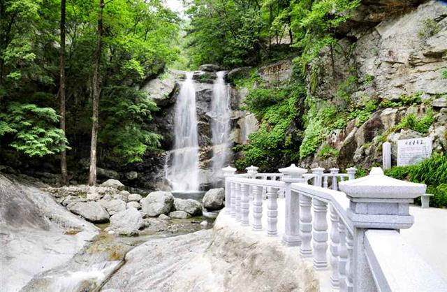 북한 노동당 기관지 노동신문은 30일 “천하명승 묘향산 지구가 더욱 훌륭히 꾸려졌다”며 평안북도 묘향산을 조명했다. 이에 따르면 북한은 최근 ‘묘향산지구 꾸리기 사업’을 통해 인근에 도로를 포장하고 곳곳에 쉼터를 가꿔 이용자들의 편의를 높였다. 평양 노동신문=뉴스1