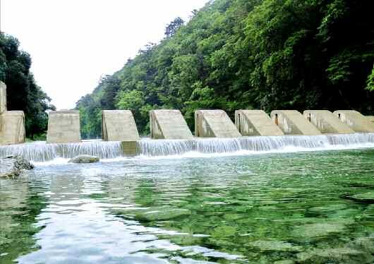 북한 노동당 기관지 노동신문은 30일 “천하명승 묘향산 지구가 더욱 훌륭히 꾸려졌다”며 평안북도 묘향산을 조명했다. 이에 따르면 북한은 최근 ‘묘향산지구 꾸리기 사업’을 통해 인근에 도로를 포장하고 곳곳에 쉼터를 가꿔 이용자들의 편의를 높였다. 평양 노동신문=뉴스1
