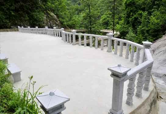 북한 노동당 기관지 노동신문은 30일 “천하명승 묘향산 지구가 더욱 훌륭히 꾸려졌다”며 평안북도 묘향산을 조명했다. 이에 따르면 북한은 최근 ‘묘향산지구 꾸리기 사업’을 통해 인근에 도로를 포장하고 곳곳에 쉼터를 가꿔 이용자들의 편의를 높였다. 평양 노동신문=뉴스1