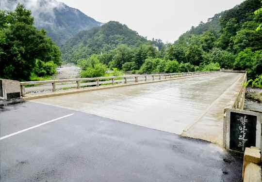 북한 노동당 기관지 노동신문은 30일 “천하명승 묘향산 지구가 더욱 훌륭히 꾸려졌다”며 평안북도 묘향산을 조명했다. 이에 따르면 북한은 최근 ‘묘향산지구 꾸리기 사업’을 통해 인근에 도로를 포장하고 곳곳에 쉼터를 가꿔 이용자들의 편의를 높였다. 사진은 개건보수된 향암다리. 평양 노동신문=뉴스1