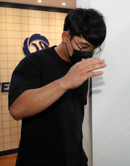 사생활 문제가 불거져 구단의 ‘무기한 출장정지’ 중징계 처분을 받은 롯데 자이언츠 포수 지성준이 30일 오전 서울 강남구 도곡동 야구회관에서 열린 KBO 상벌위원회에 출석하며 회의실로 향하고 있다. 지성준은 미성년자와 교제를 했다는 의혹을 받고 있다. 2020.7.30  연합뉴스