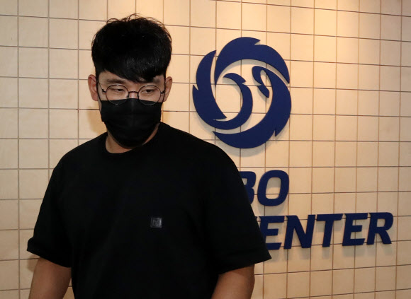사생활 문제가 불거져 구단의 ‘무기한 출장정지’ 중징계 처분을 받은 롯데 자이언츠 포수 지성준이 30일 오전 서울 강남구 도곡동 야구회관에서 열린 KBO 상벌위원회에 출석하며 회의실로 향하고 있다. 지성준은 미성년자와 교제를 했다는 의혹을 받고 있다. 2020.7.30  연합뉴스