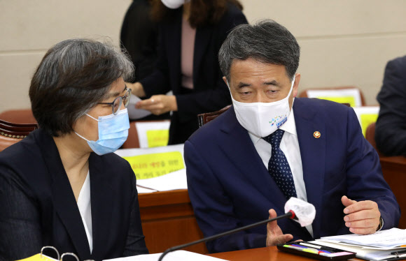 30일 오전 서울 여의도 국회에서 열린 보건복지위원회 전체회의에서 정은경 질병관리본부장(왼쪽)과 박능후 보건복지부 장관이 대화를 나누고 있다. 2020.7.30  연합뉴스