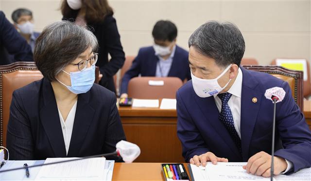 30일 오전 서울 여의도 국회에서 열린 보건복지위위원회 전체회의에서 박능후 보건복지부 장관과 정은경 질병관리본부장이 대화를 하고 있다. 2020.7.30 뉴스1