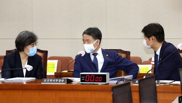 30일 오전 서울 여의도 국회에서 열린 보건복지위원회 전체회의에서 정은경 질병관리본부장(왼쪽부터), 박능후 보건복지부 장관, 김강립 보건복지부 차관이 대화를 나누고 있다. 2020.7.30  연합뉴스