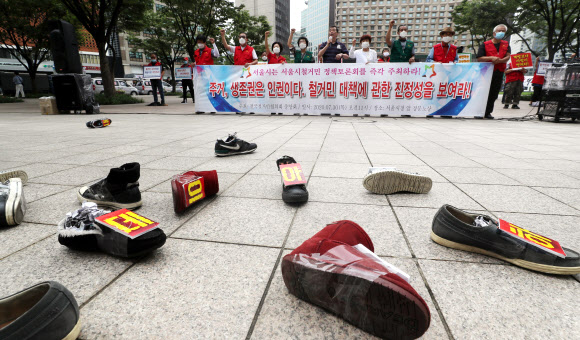 30일 서울시청 앞에서 열린 전국철거민협의회 시위에서 참석자들이 서울시에 철거민정책토론회 주최를 요구하며 구호를 외치고 있다. 2020.7.30  연합뉴스