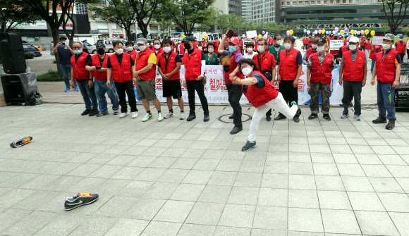 30일 서울시청 앞에서 열린 전국철거민협의회 시위에서 참석자들이 서울시에 철거민정책토론회 주최를 요구하며 신발 투척 퍼포먼스를 하고 있다. 2020.7.30  연합뉴스